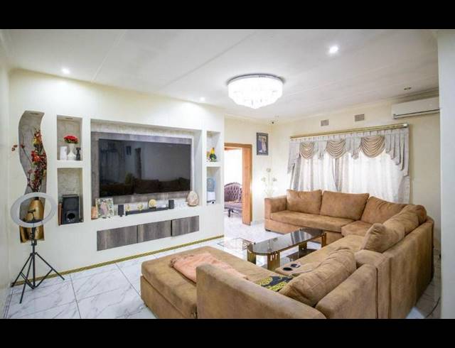 10 BEDROOM HOUSE FOR SALE IN PRETORIA GARDENS